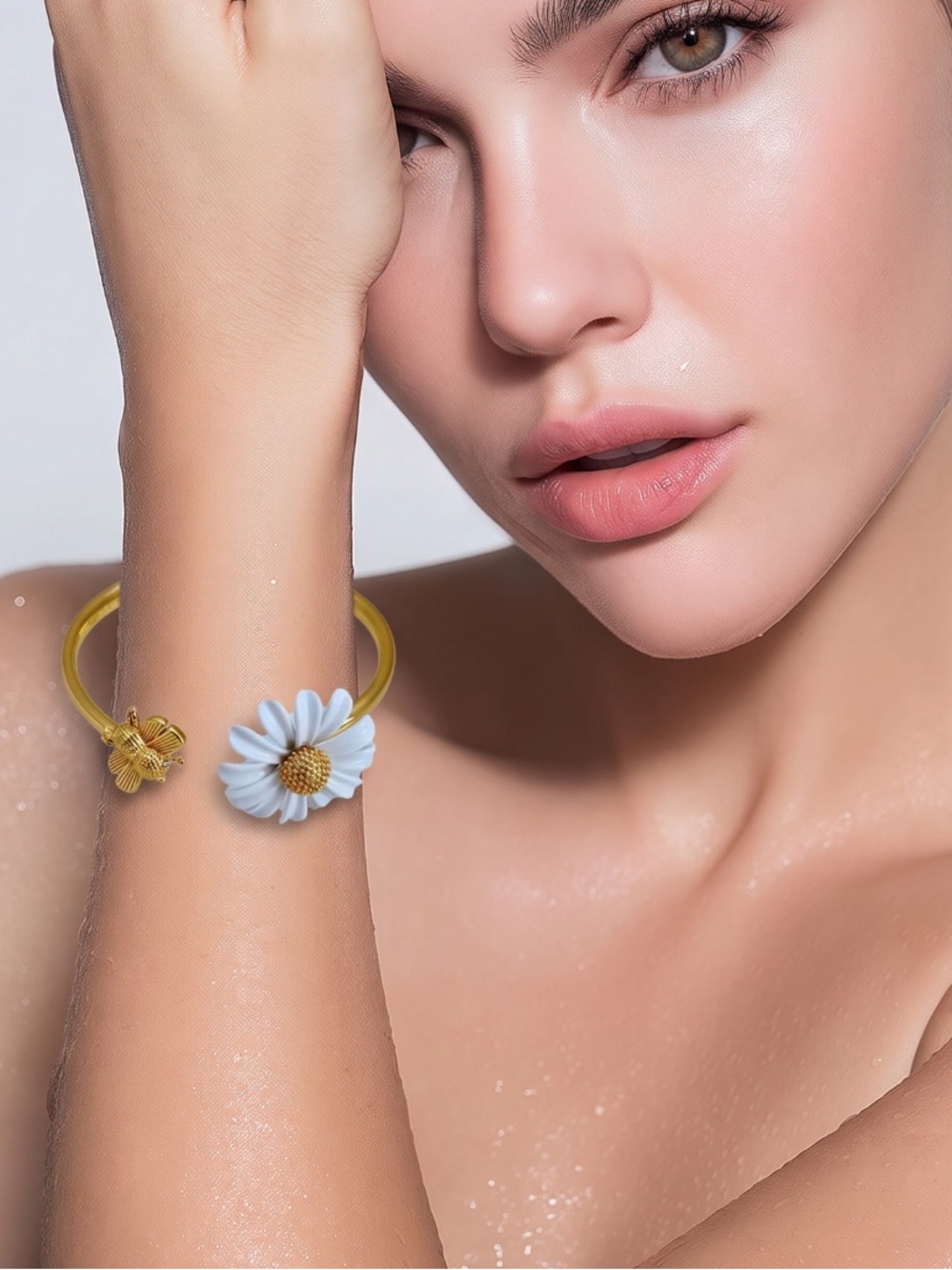 🐝 Gold Bee 🐝 and 🌼 White Daisy🌼 Gold Bangle Bracelet.